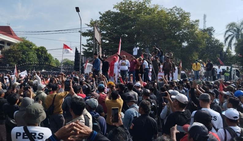 Warga Pati Demo Tuntut Bupati Lengser dari Jabatan