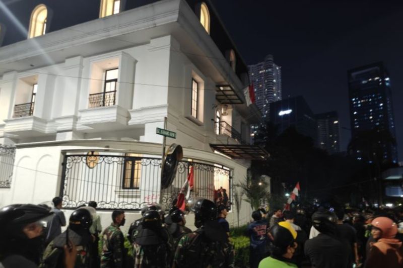 Polisi dan TNI Berjaga di Rumah Eko Patrio Pascaperusakan dan Penjarahan