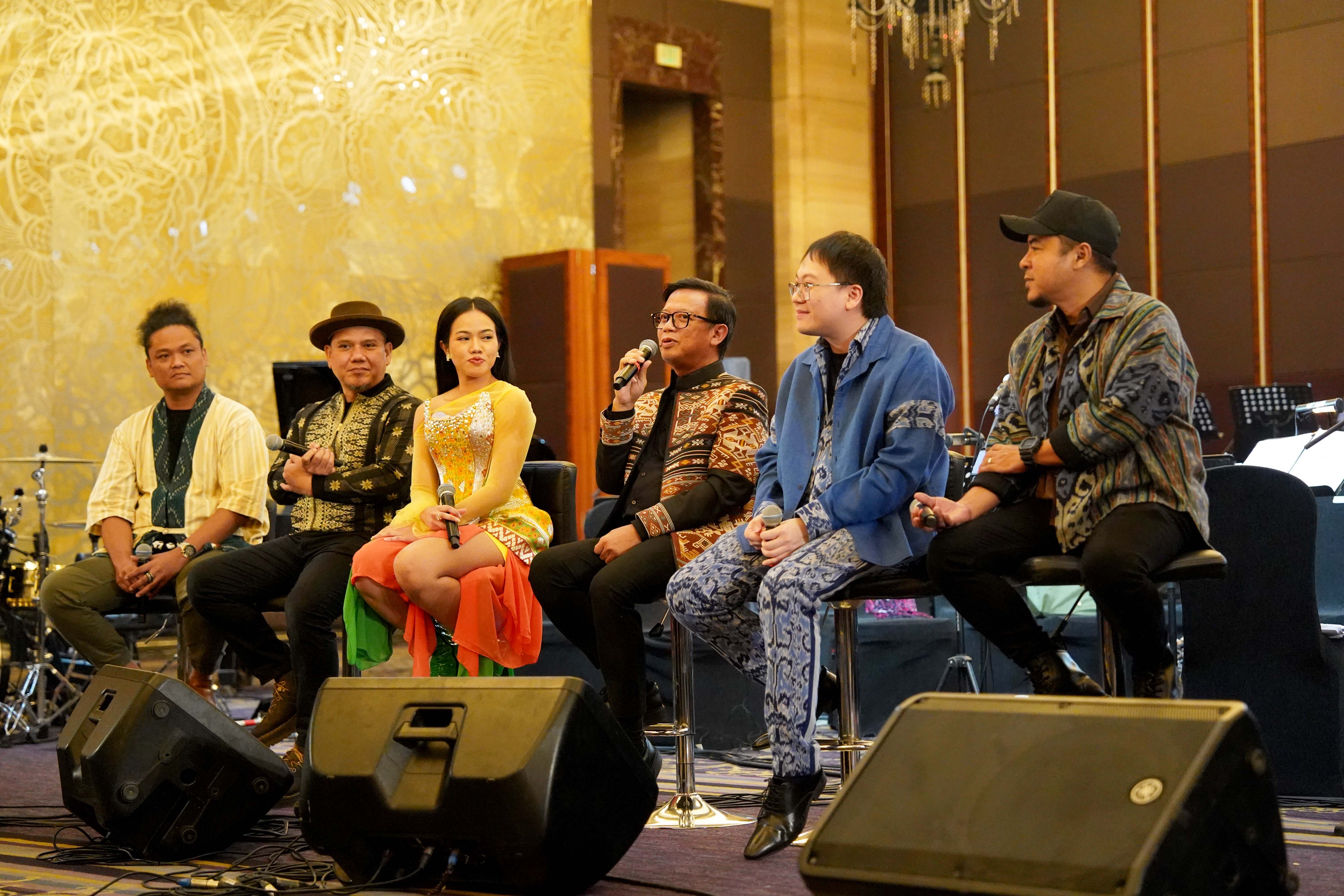 Avip Priatna dalam pemimpin orkestra, menjelaskan bahwa musik akan menjadi elemen kunci yang menyatukan seluruh pertunjukan.