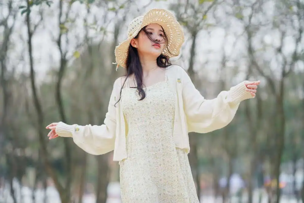 Contoh Outfit Ladylike Twists untuk Traveling Cewek Kekinian