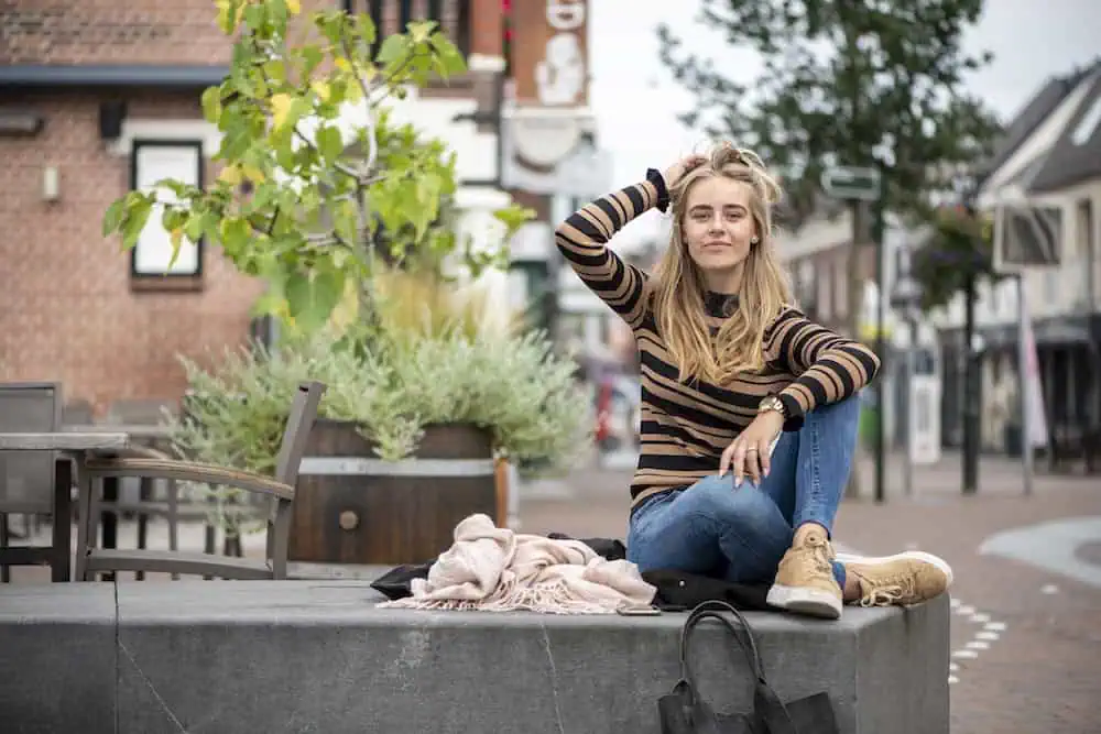 Contoh Outfit The Right Stripes untuk Traveling Cewek Kekinian. Foto: Envato/Doc