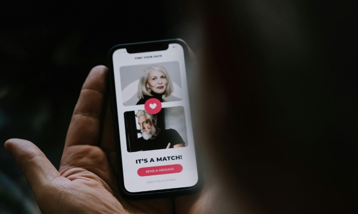 Gen Z Lebih Pilih Foto Asli di Aplikasi Kencan, Tren ‘Reverse Catfishing’ Meningkat