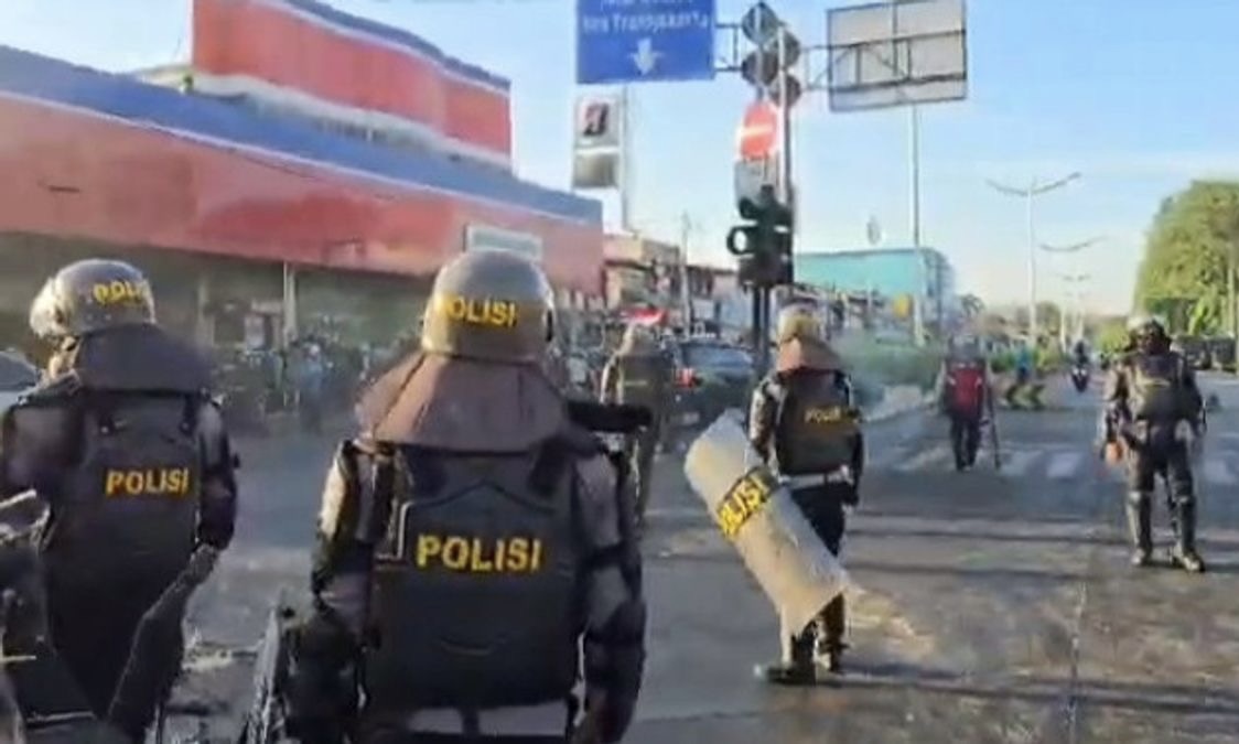 Bentrokan Warga VS Aparat Meluas Hingga Ke Jalan Raya Otista Jaktim