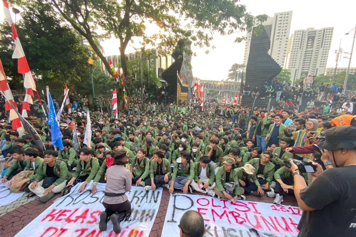 Mahasiswa UPN Veteran Jakarta Jebol Gerbang Polda Metro Jaya