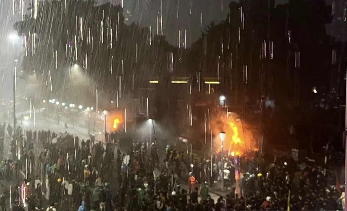 Pos Penjagaan Polda Metro Jaya Dibakar Demonstran