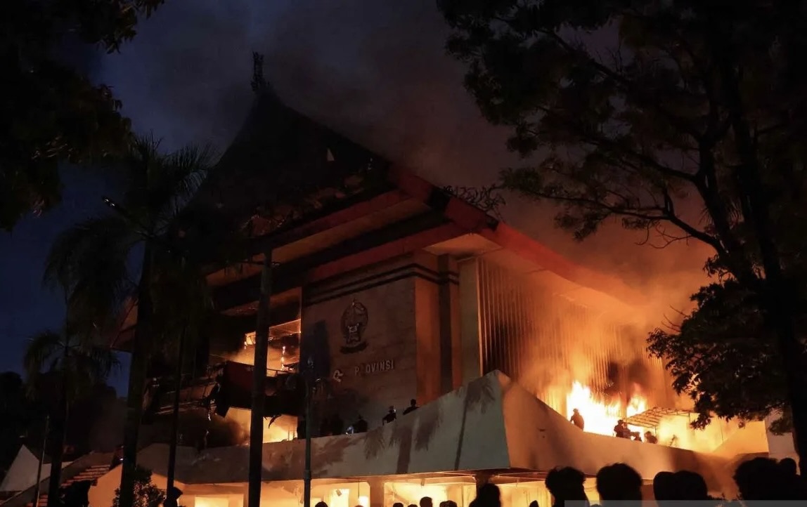 Kantor DPRD Makassar Dibakar, Tiga Orang Tewas