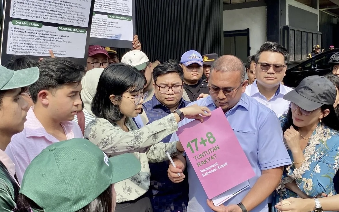 Influencer dan Koalisi Masyarakat Sipil Serahkan Tuntutan 17+8 Ke DPR