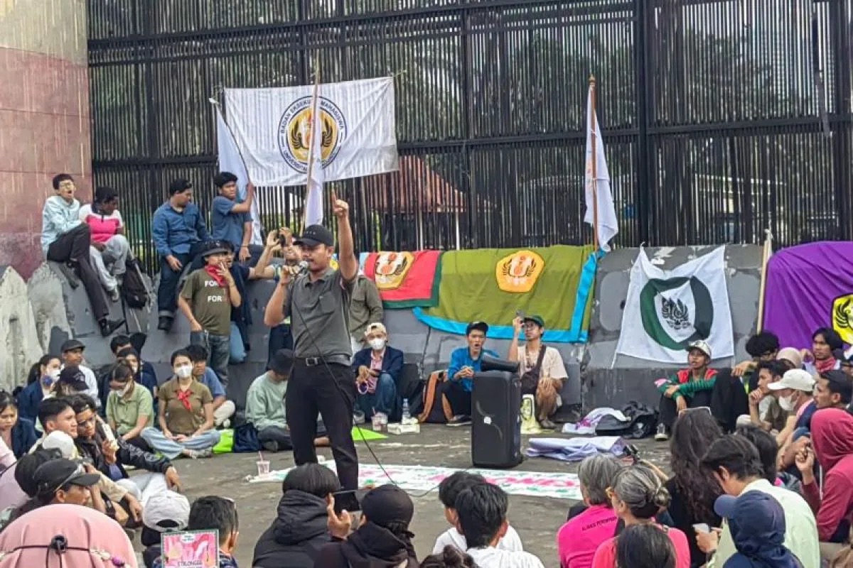 Ratusan Mahasiswa Kembali Berunjuk Rasa Di DPR RI, Desak Tuntutan 17+8
