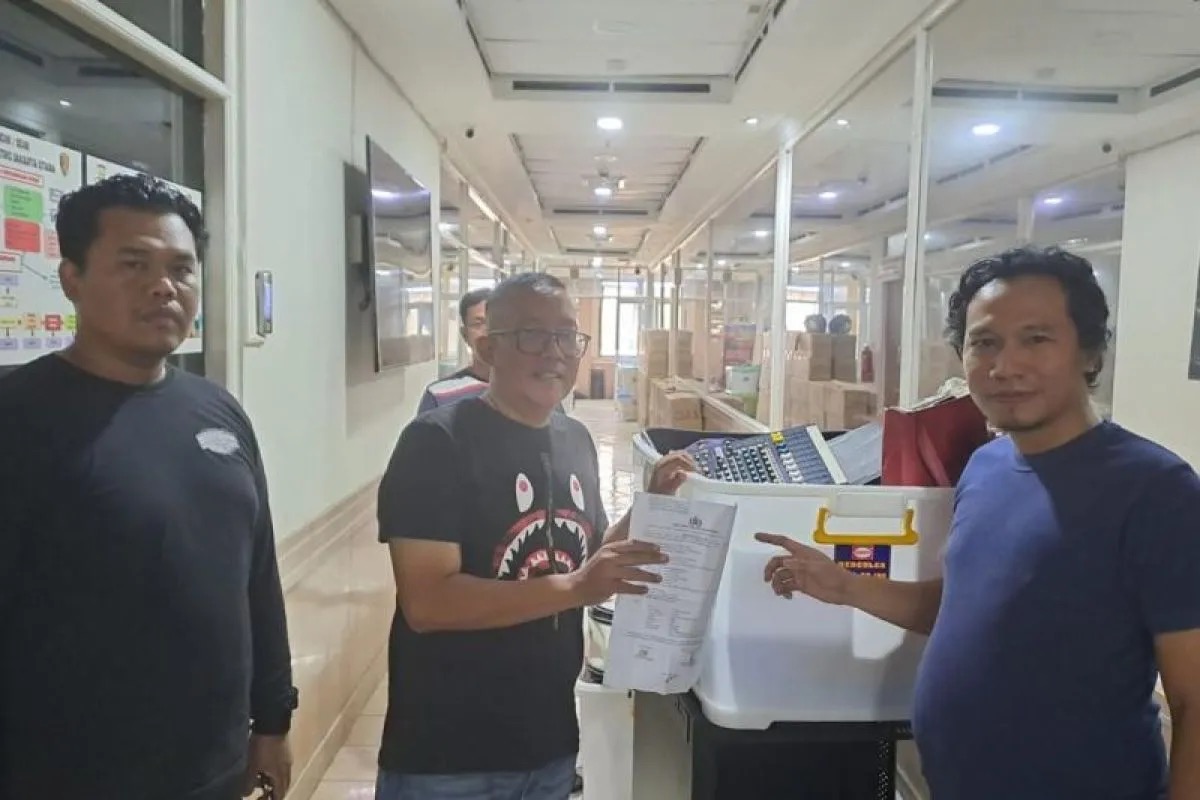 Warga Kembalikan 32 Barang Ahmad Sahroni yang Dijarah