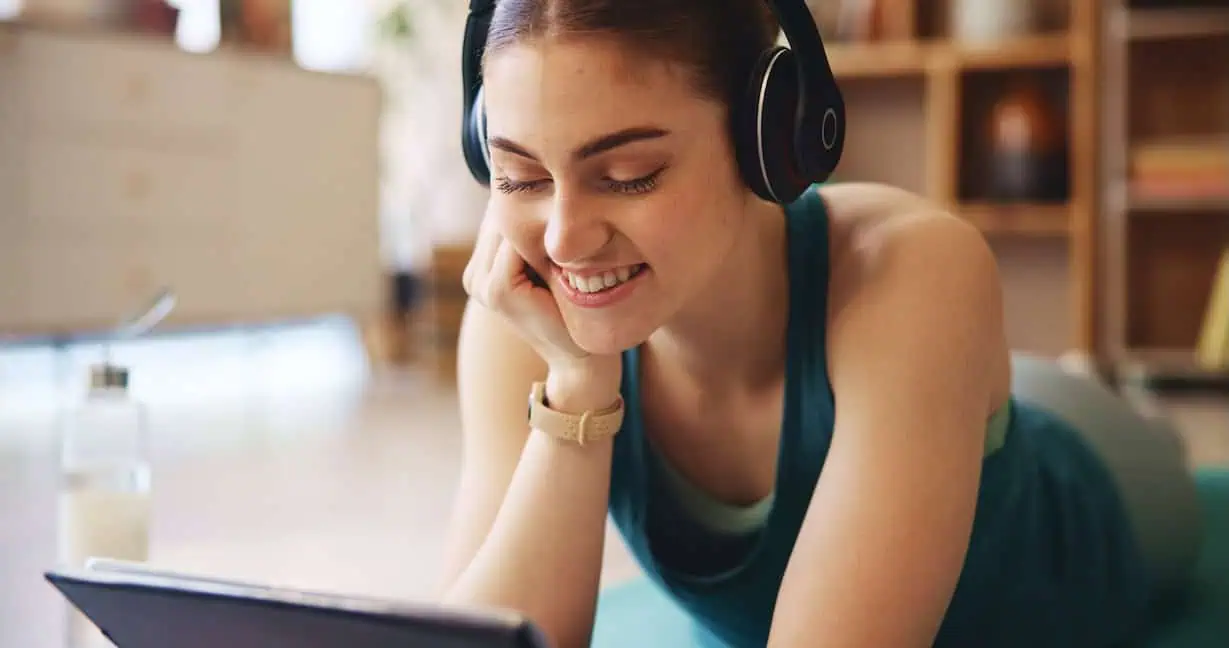 Orang Indonesia Ternyata Lebih Suka Podcast Video Dibanding Audio, Ini Alasannya
