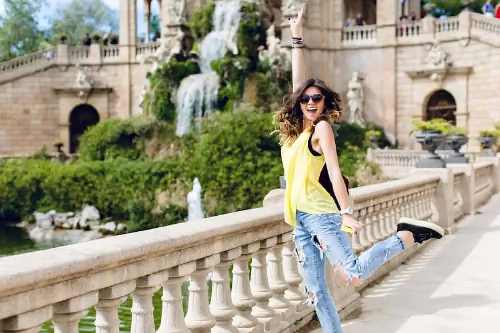 Contoh Outfit Summer-Coded Staples untuk Traveling Cewek Kekinian