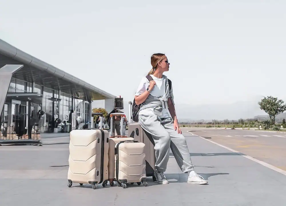5 Outfit Traveling Cewek Kekinian yang Nyaman, Simple, dan Instagrammable